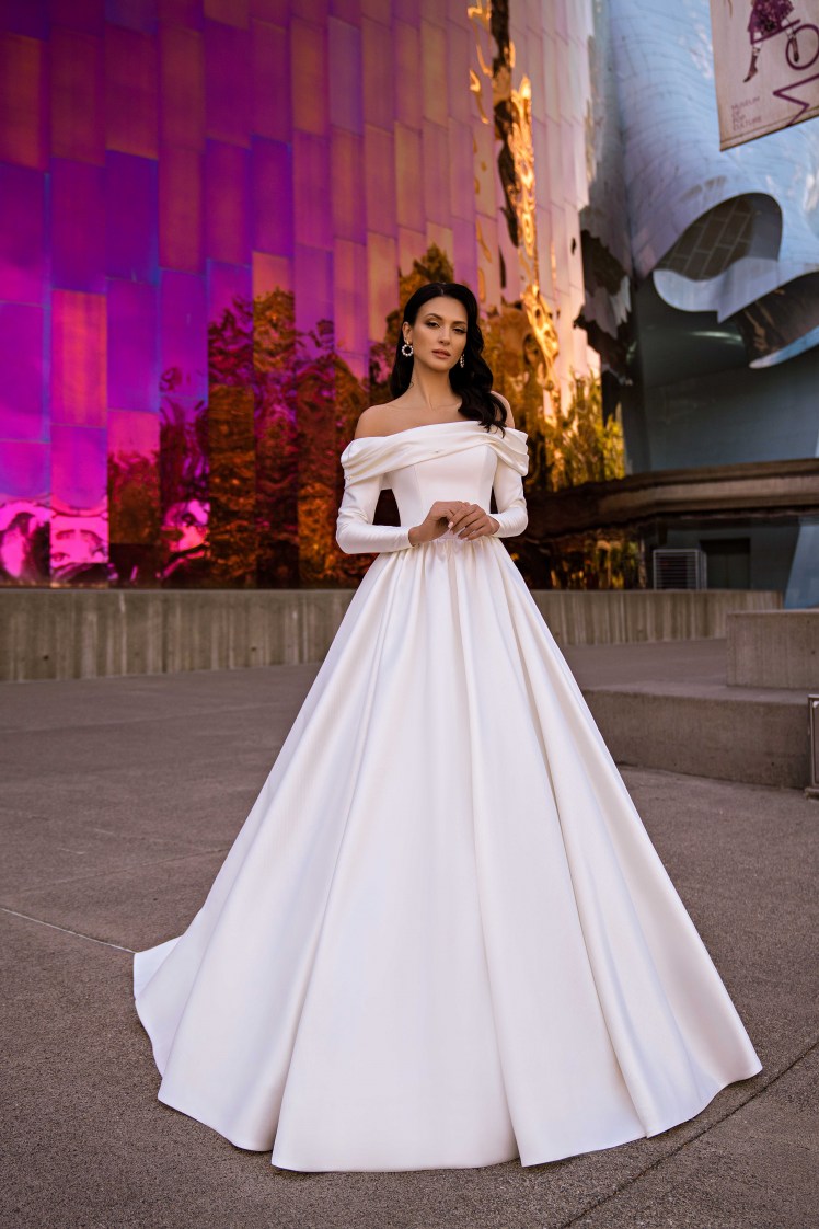 This minimalist wedding dress impresses with its beauty-5