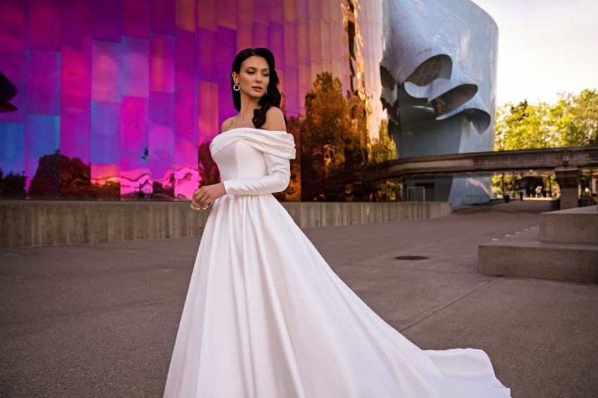 This minimalist wedding dress impresses with its beauty-7