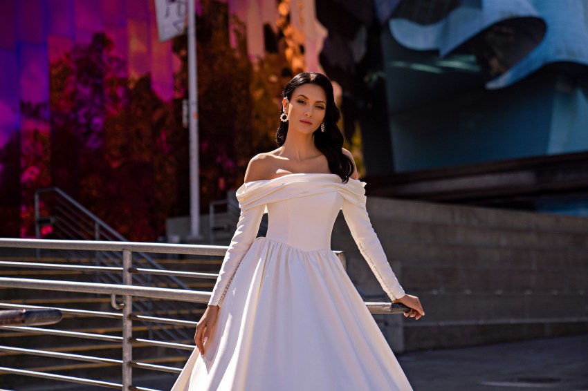 This minimalist wedding dress impresses with its beauty-8