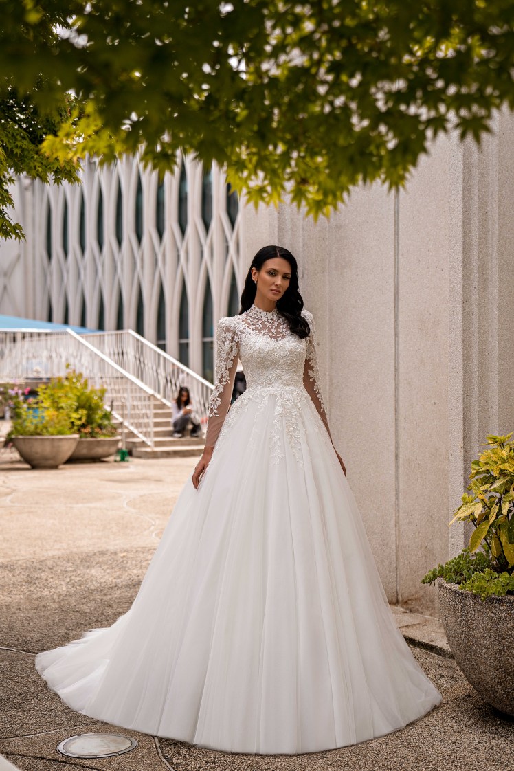 An incredible wedding dress with puffed sleeves and a train skirt fascinates with its luxury.-5