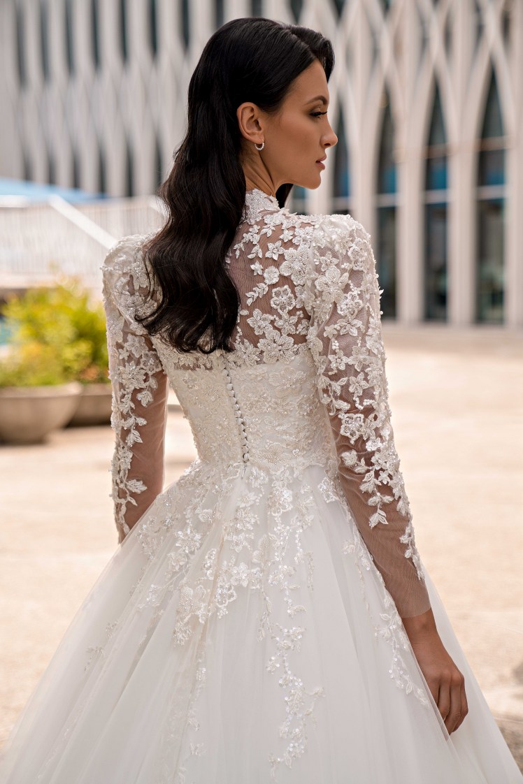 An incredible wedding dress with puffed sleeves and a train skirt fascinates with its luxury.-8