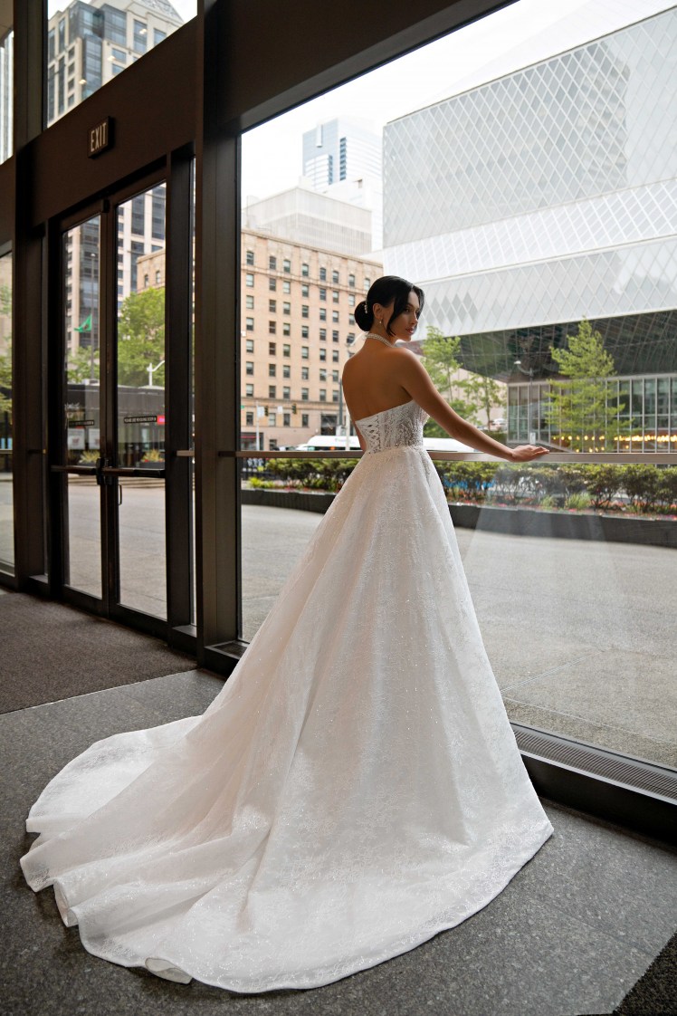A princess-style wedding dress consisting of an elegant gown creates a unique image of tenderness.-6