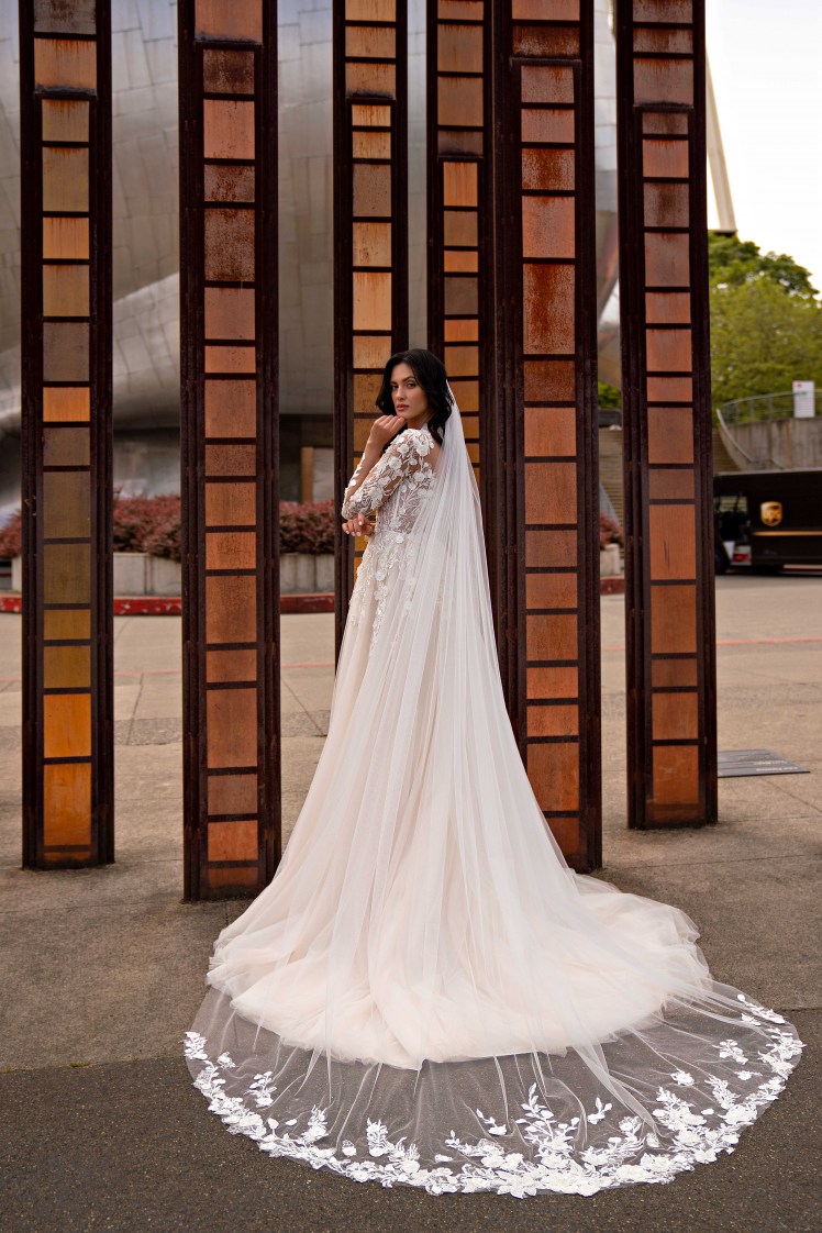 An unsurpassed wedding dress with a unique stand-up collar and elegant long sleeves is perfect for a real princess-6