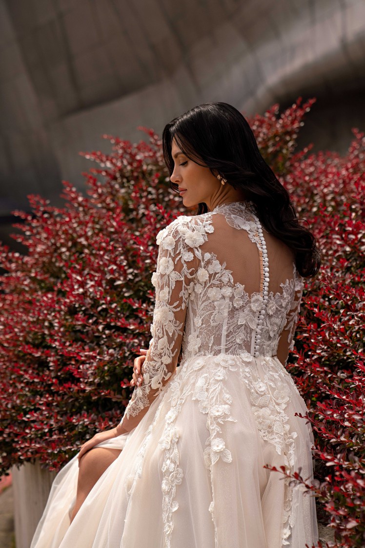 An unsurpassed wedding dress with a unique stand-up collar and elegant long sleeves is perfect for a real princess-8