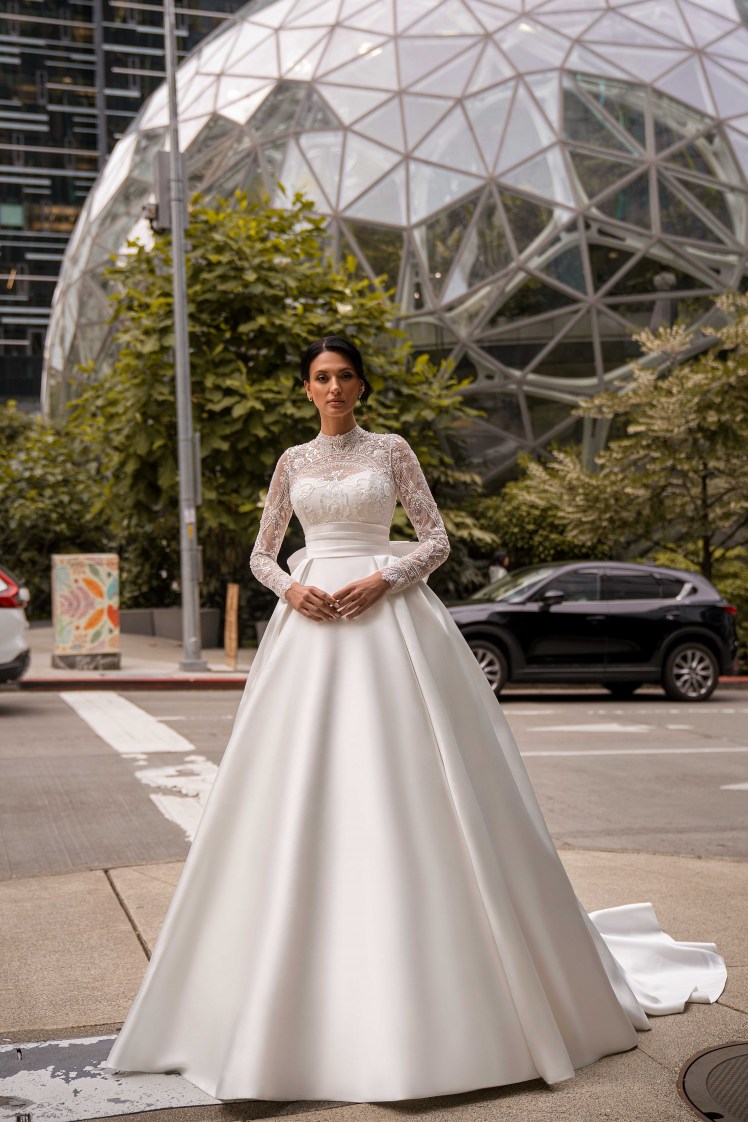 Rochie de mireasă superbă stil prințesă cu mâneci lungi și fustă cu trenă pufoasă.-4