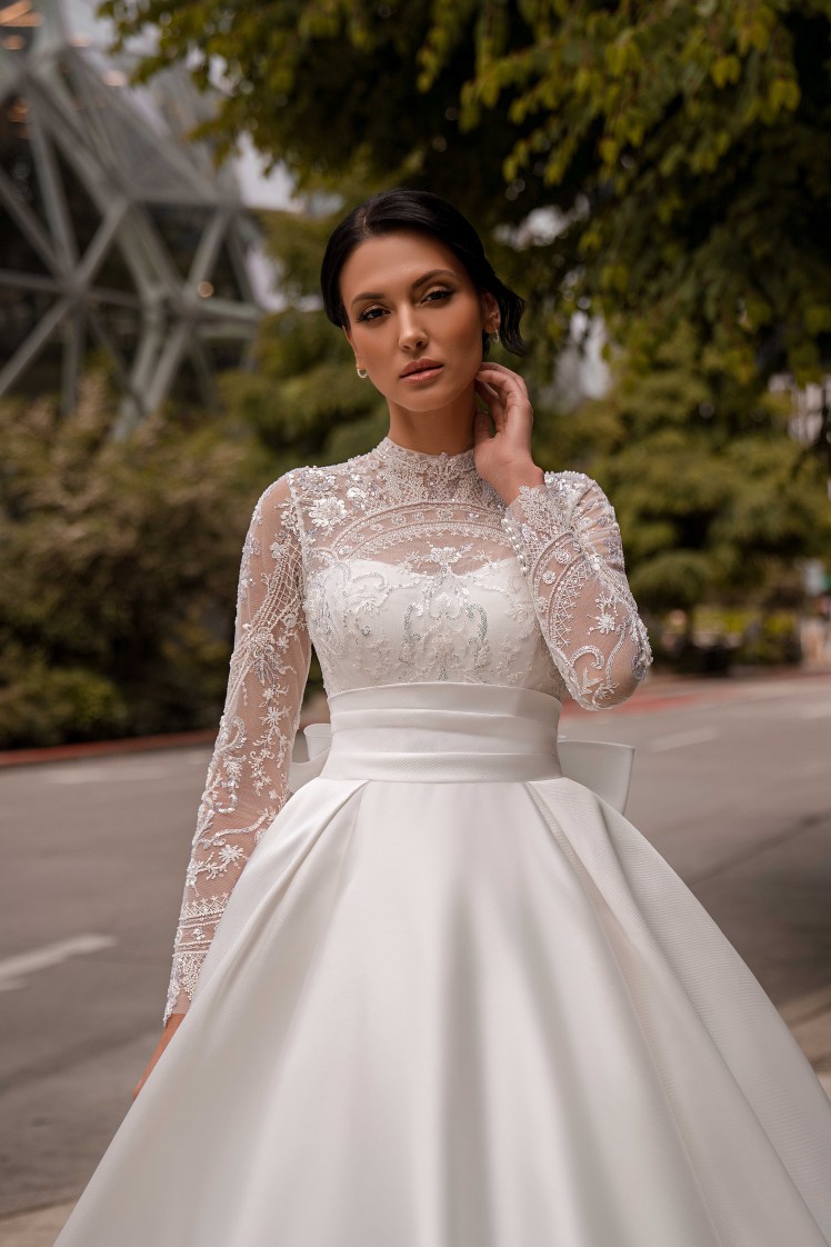 Rochie de mireasă superbă stil prințesă cu mâneci lungi și fustă cu trenă pufoasă.-5