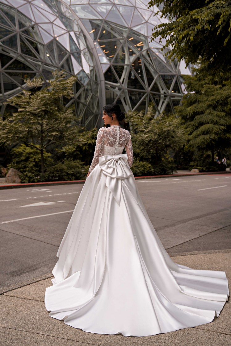Rochie de mireasă superbă stil prințesă cu mâneci lungi și fustă cu trenă pufoasă.-6