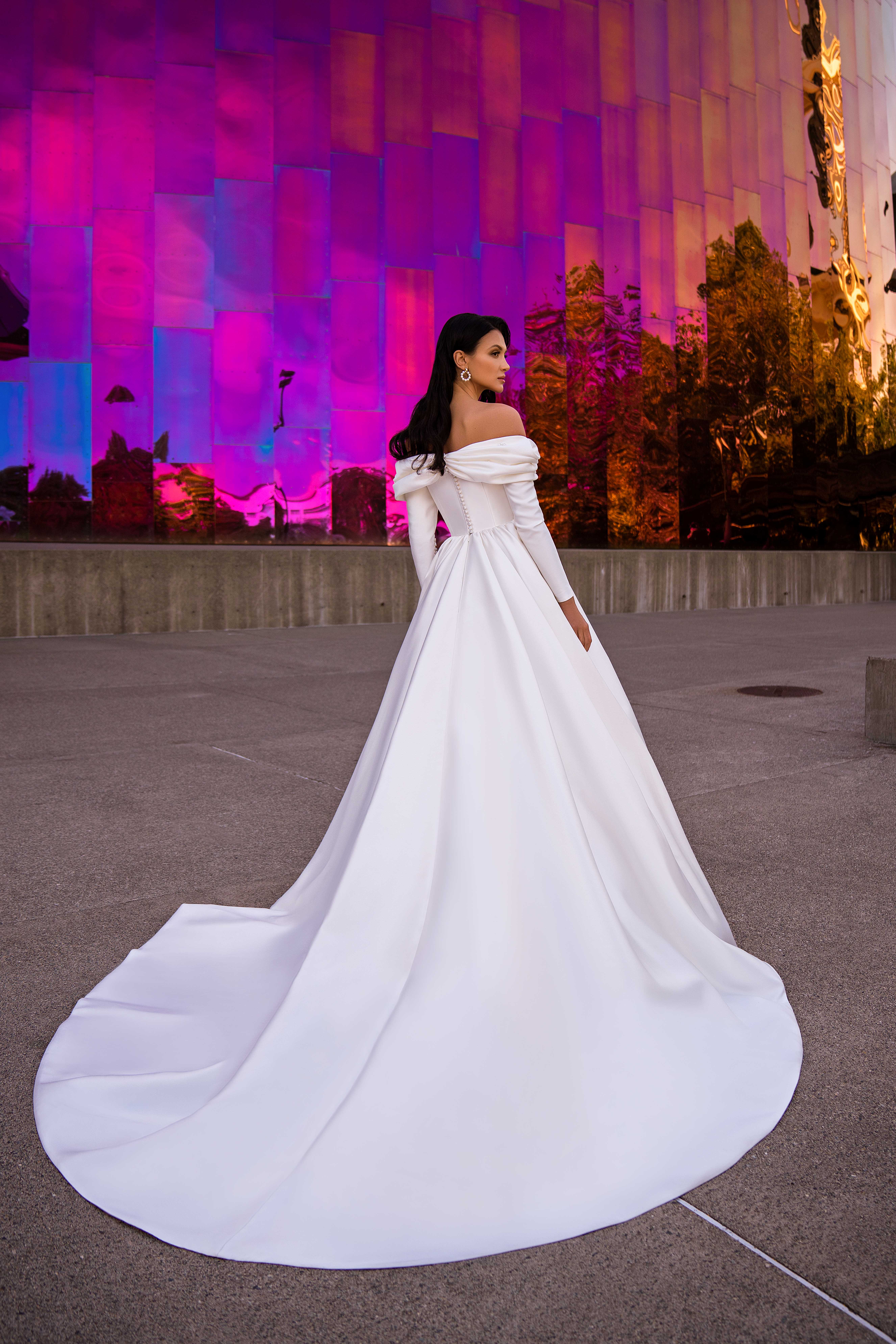 This minimalist wedding dress impresses with its beauty-1