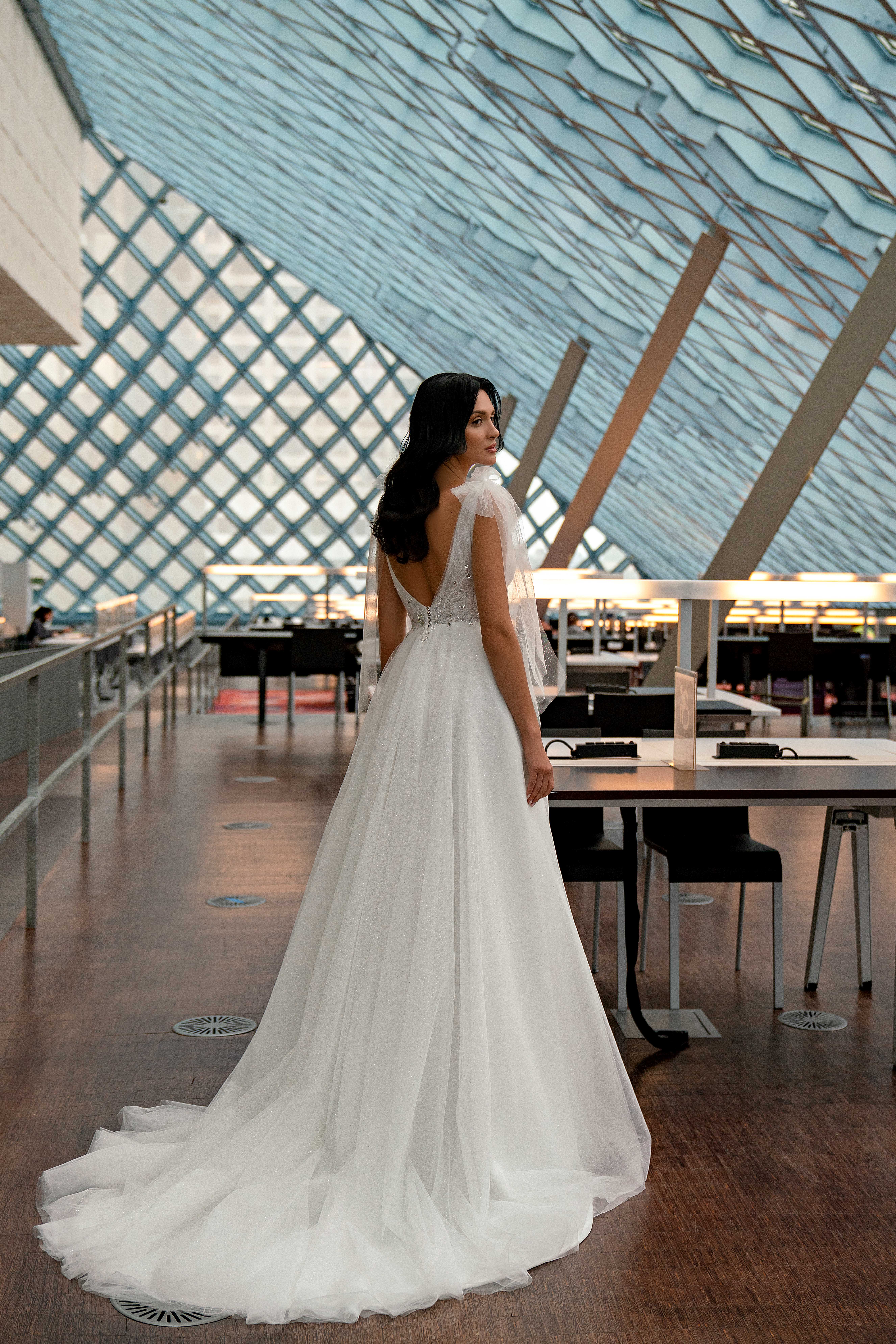 An elegant wedding set consisting of a strapless dress with a soft skirt with a train impresses with its sophistication and details.-1