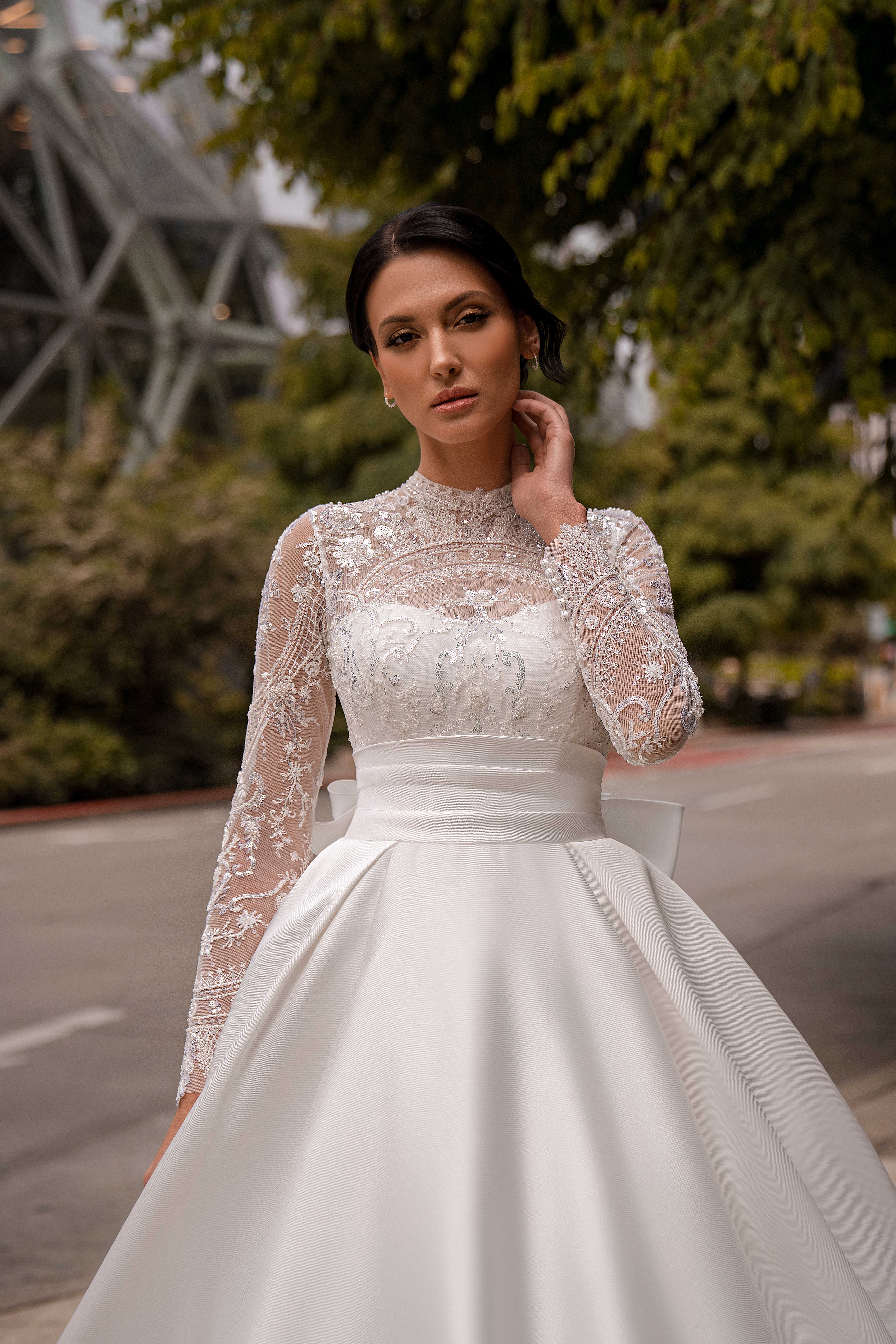 Rochie de mireasă superbă stil prințesă cu mâneci lungi și fustă cu trenă pufoasă.-1